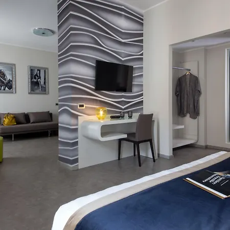 Montenapoleone Apartahotel 4*